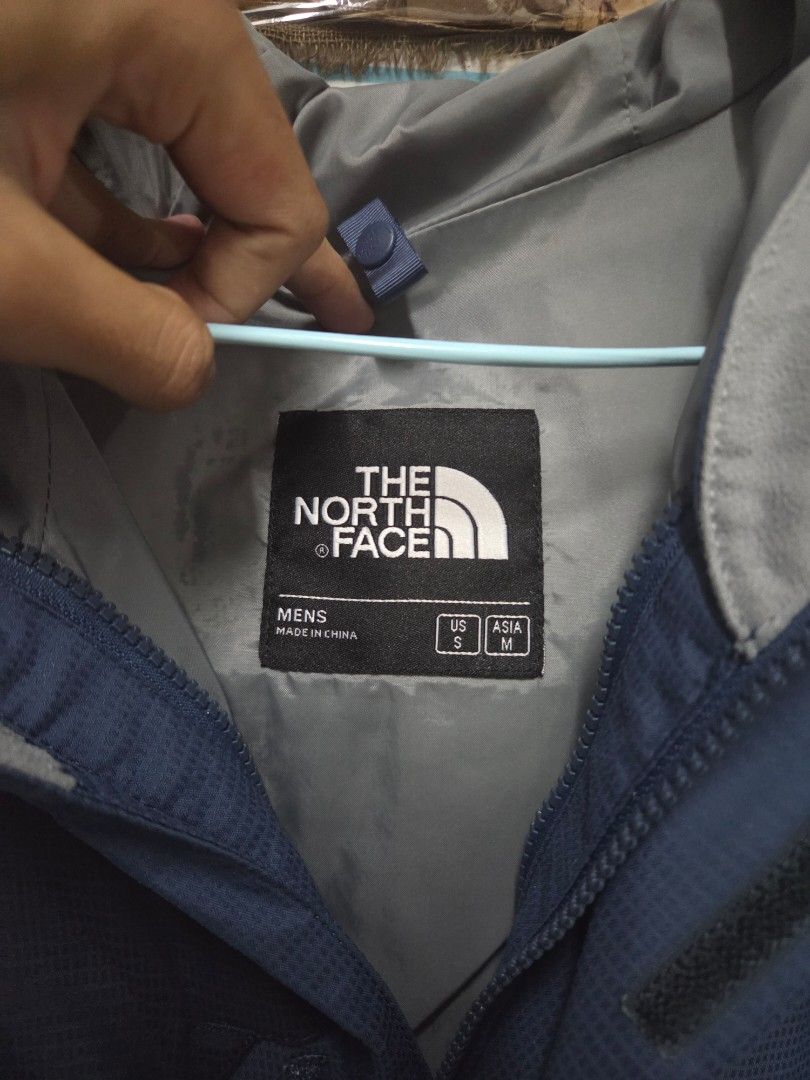Norh Face Shell Jacket (Category: Coats, Jackets and Outerwear) located in Manila. Submitted by mewt06 (Listing ID 1460544974, Image 3). Description: Authentic TNF Very Good condition! M on tag asia 22 x 27 Dimensions Negotiable 📌 Open for swap (depends).