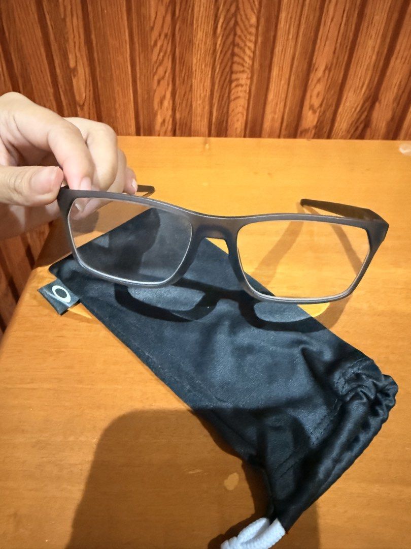oakley authentic frame only (Category: Sunglasses & Eyewear) located in Paranaque City. Submitted by yurie_04 (Listing ID 1460539196, Image 3). Description: twice used hindinna nagamit since bumili agad ng bagong frame .