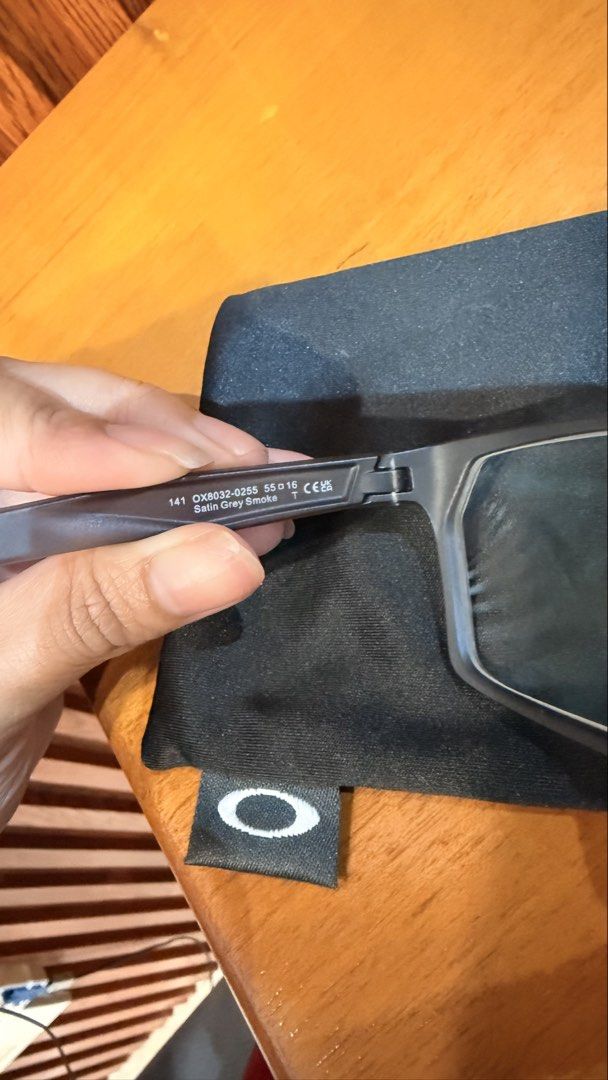 oakley authentic frame only (Category: Sunglasses & Eyewear) located in Paranaque City. Submitted by yurie_04 (Listing ID 1460539196, Image 2). Description: twice used hindinna nagamit since bumili agad ng bagong frame .