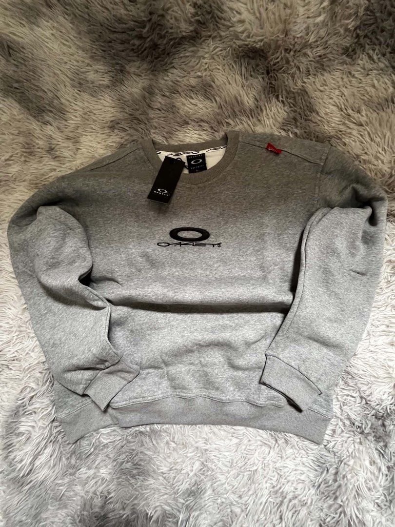 Oakley Sweater (Category: Coats, Jackets and Outerwear) located in Manila. Submitted by strs.rs (Listing ID 1460531081, Image 2). Description: OAKLEY Sweater GRAY BRANDNEW LARGE DIMES: 23w x 26l PRICE: 3,000 MOD: J&t or lalamove MOP: Gcash, Maribank, BPI Location: Sta. Cruz Laguna.