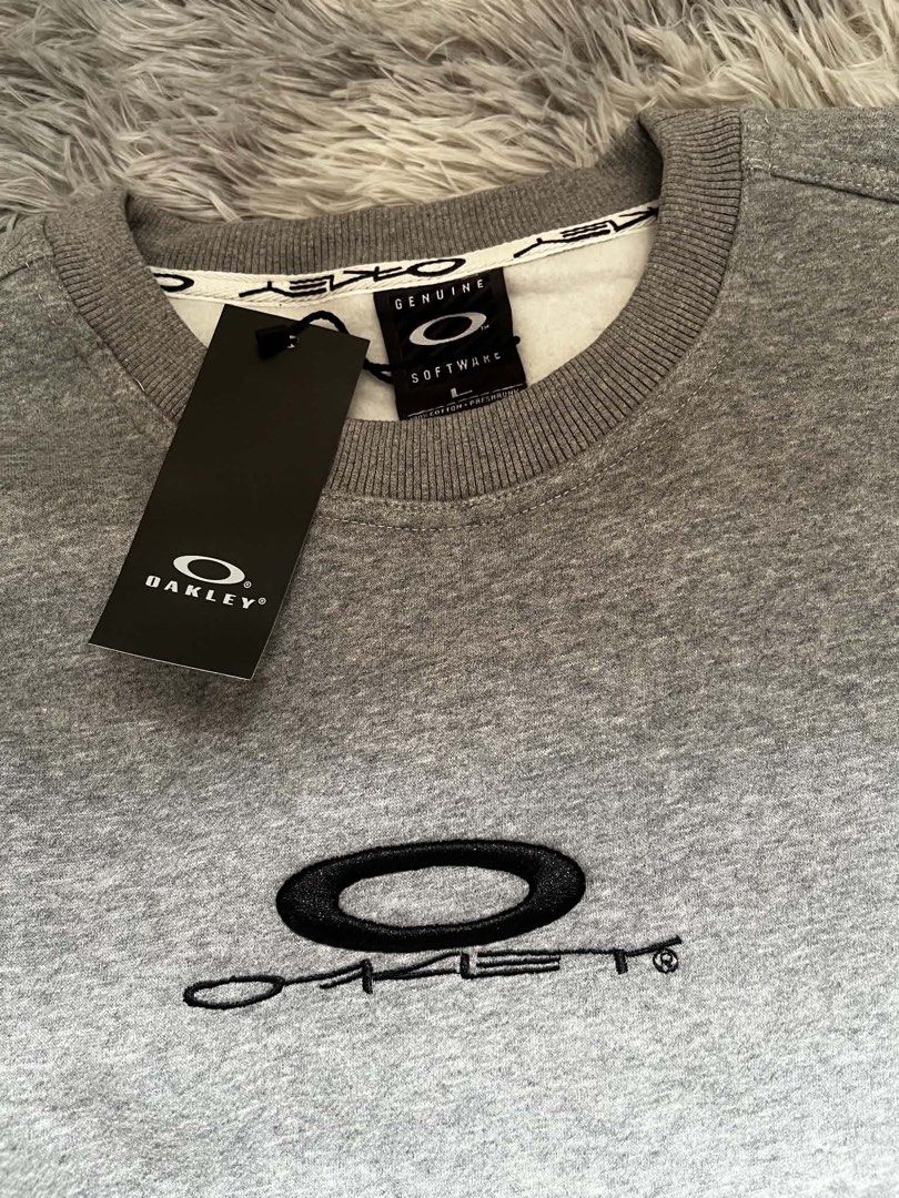 Oakley Sweater (Category: Coats, Jackets and Outerwear) located in Manila. Submitted by strs.rs (Listing ID 1460531081, Image 1). Description: OAKLEY Sweater GRAY BRANDNEW LARGE DIMES: 23w x 26l PRICE: 3,000 MOD: J&t or lalamove MOP: Gcash, Maribank, BPI Location: Sta. Cruz Laguna.