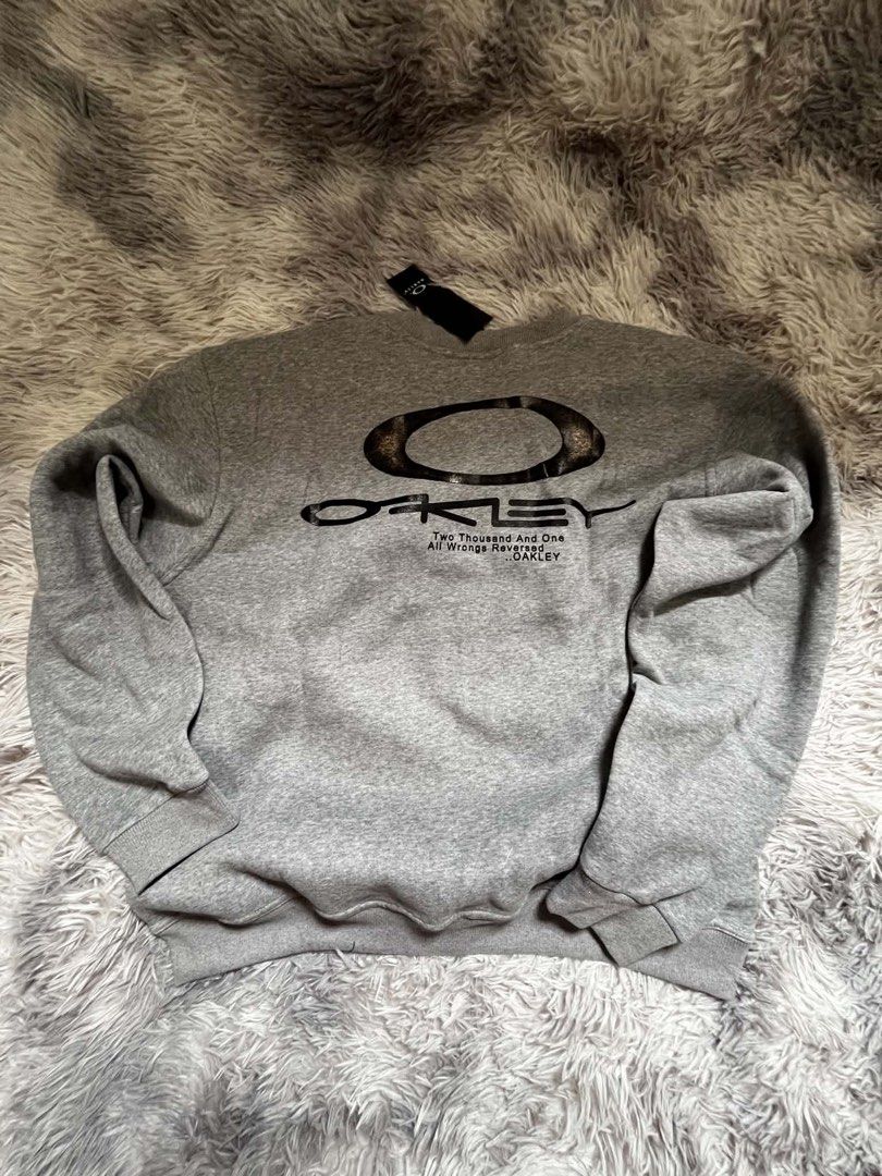 Oakley Sweater (Category: Coats, Jackets and Outerwear) located in Manila. Submitted by strs.rs (Listing ID 1460531081, Image 3). Description: OAKLEY Sweater GRAY BRANDNEW LARGE DIMES: 23w x 26l PRICE: 3,000 MOD: J&t or lalamove MOP: Gcash, Maribank, BPI Location: Sta. Cruz Laguna.