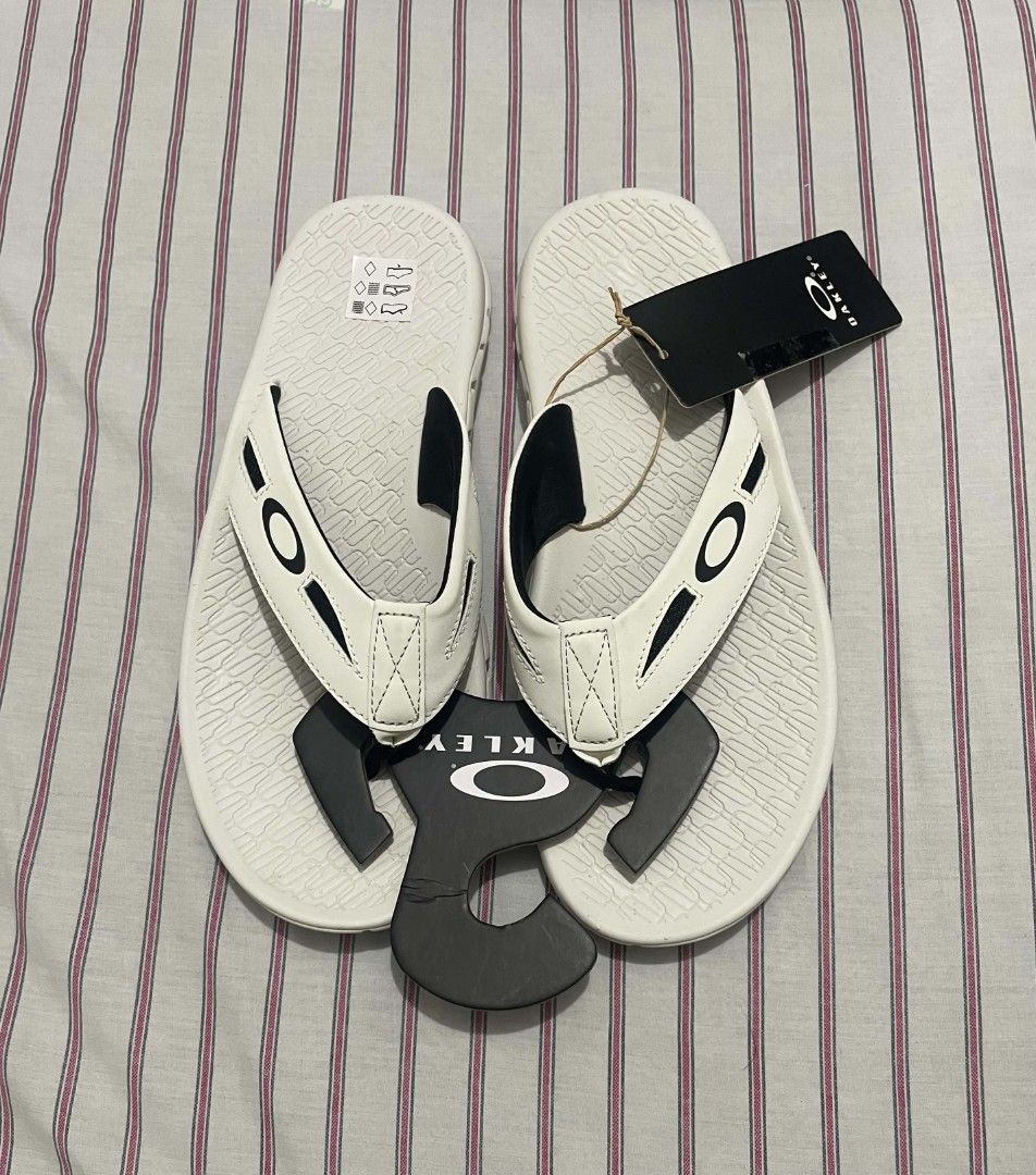 Oakley Operative Sandal 2.0 (Category: Slippers & Slides) located in Bacolod City. Submitted by abkicks_apparel (Listing ID 1460674700, Image 1). Description: Oakley Operative Sandal 2.0 Both Size 9 Us Mens 27 Cm Original Guaranteed Brand New Deadstock With Tags & Paper Bag Way Below SRP 2k Each Only Pm if Interested ✉️.