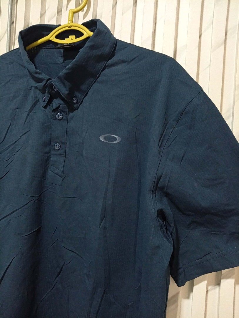 Oakley Polo Shirt Sacn Qr code ( Authentic ) (Category: Tshirts & Polo Shirts ) located in Barotac Nuevo. Submitted by john.pritz (Listing ID 1460567524, Image 2). Description: Oakley Polo Shirt Scan Qr code ( Authentic ) like new condi no issue XL on tag Width 22 Length 29.