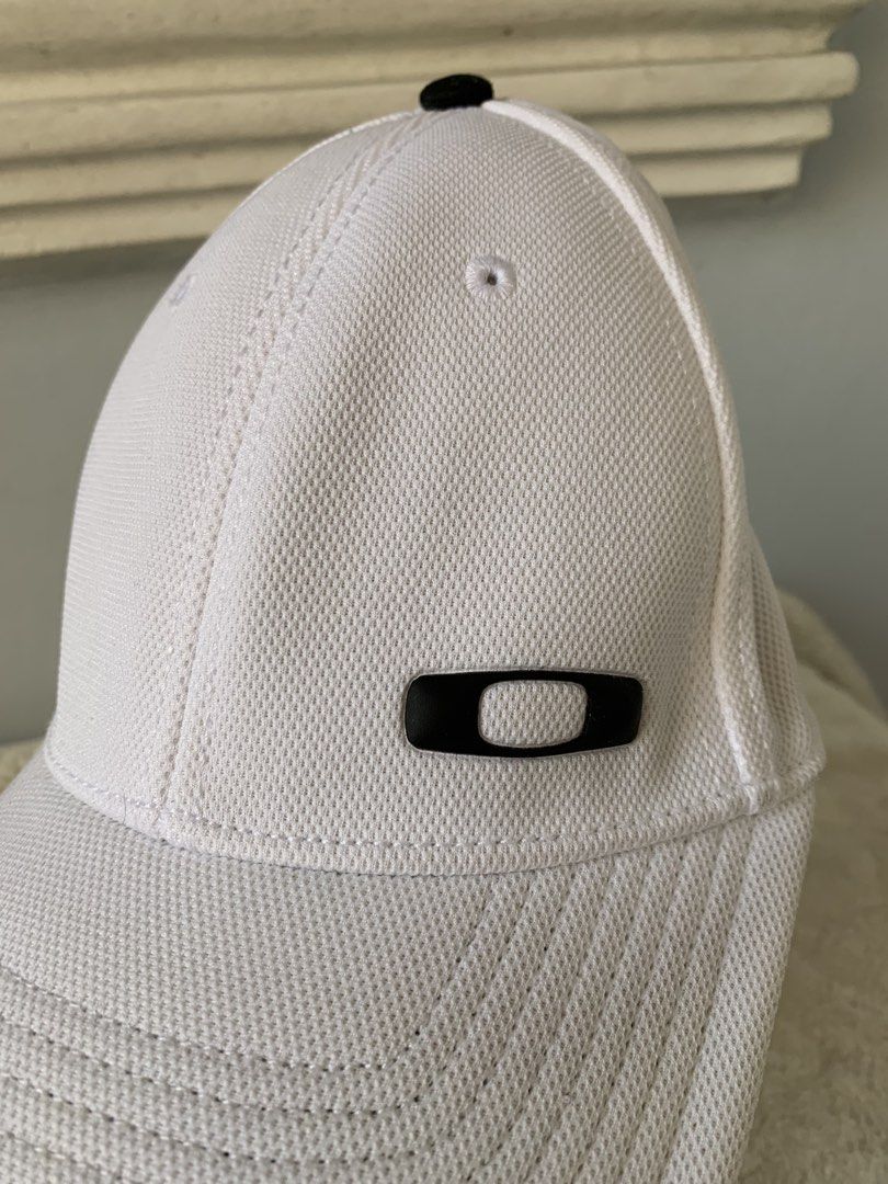 Oakley White Cap (Category: Caps & Hats) located in Taguig. Submitted by madisam (Listing ID 1460708319, Image 2). Description: Preloved original Sign of use .