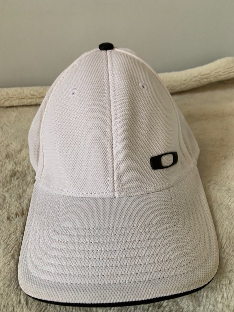 Oakley White Cap (Category: Caps & Hats) located in Taguig. Submitted by madisam (Listing ID 1460708319, Image 1). Description: Preloved original Sign of use .