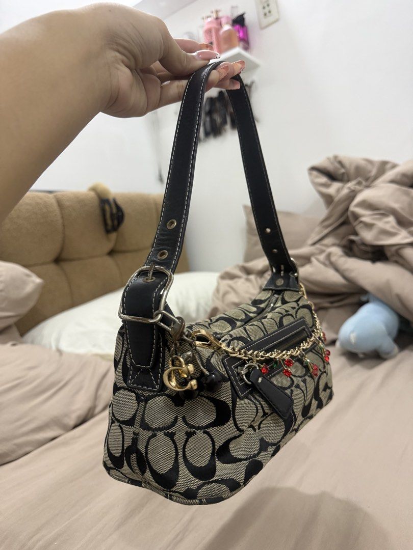 OG Vintage Coach Shoulder Bag (Category: Luxury Bags & Wallets) located in Manila. Submitted by fritzy04 (Listing ID 1460707409, Image 3). Description: there’s some tarnish sa hardware mejs madumi siya kasi vintage na siya and na stock nalang sa lagayan!.