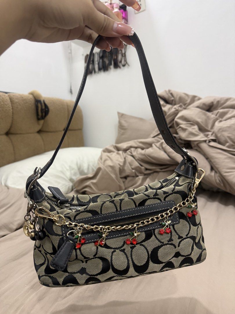OG Vintage Coach Shoulder Bag (Category: Luxury Bags & Wallets) located in Manila. Submitted by fritzy04 (Listing ID 1460707409, Image 1). Description: there’s some tarnish sa hardware mejs madumi siya kasi vintage na siya and na stock nalang sa lagayan!.