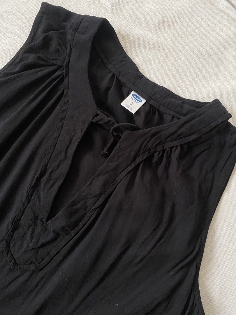 Old Navy Black Sleeveless Tie-Neck Top (Category: Sleeveless) located in Iloilo. Submitted by luckyeagle_1c5618 (Listing ID 1460697088, Image 2). Description: - Black sleeveless top from Old Navy - V-neck with a tie detail - Lightweight and breezy fabric - Ideal for warm weather or layering - Easily dressed up or down - Pairs well with jeans or shorts.
