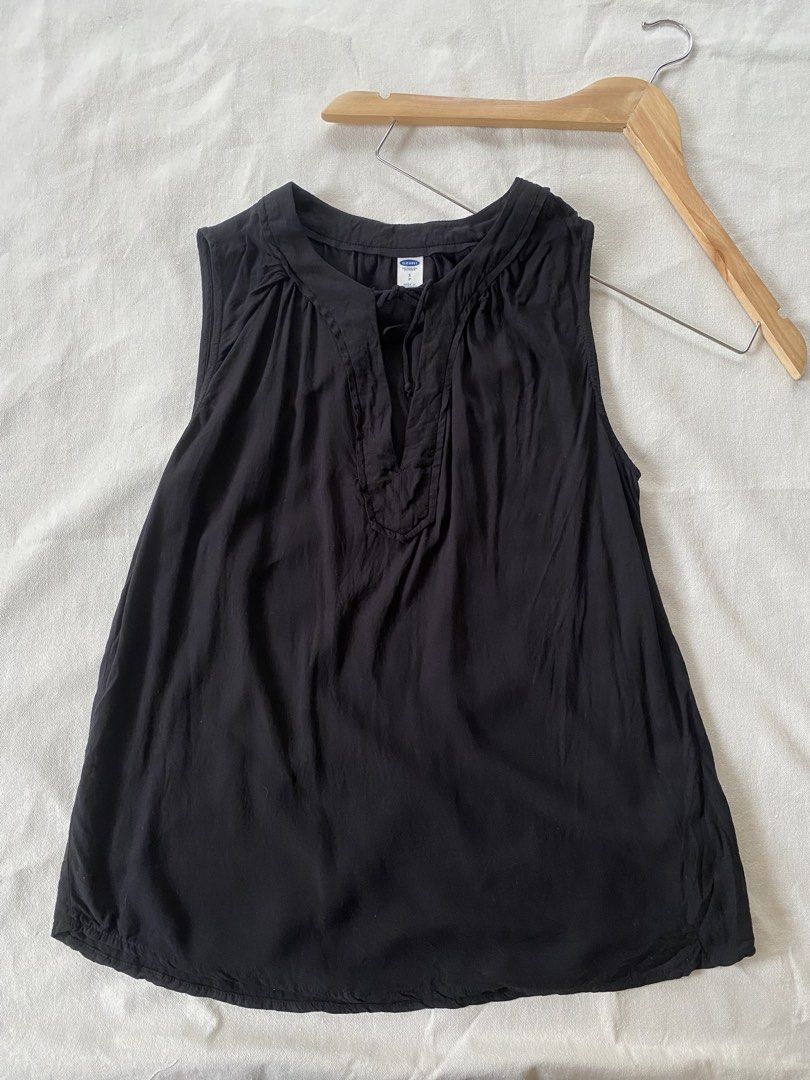 Old Navy Black Sleeveless Tie-Neck Top (Category: Sleeveless) located in Iloilo. Submitted by luckyeagle_1c5618 (Listing ID 1460697088, Image 1). Description: - Black sleeveless top from Old Navy - V-neck with a tie detail - Lightweight and breezy fabric - Ideal for warm weather or layering - Easily dressed up or down - Pairs well with jeans or shorts.