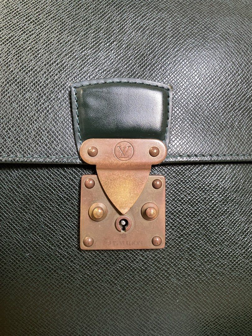 Orig document bag (Category: Luxury Accessories) located in Tagum. Submitted by amarasluxbag (Listing ID 1460577294, Image 2). Description: With rubs sa corners Bawal sa maselan Malinis loob Matibay pa nmn.