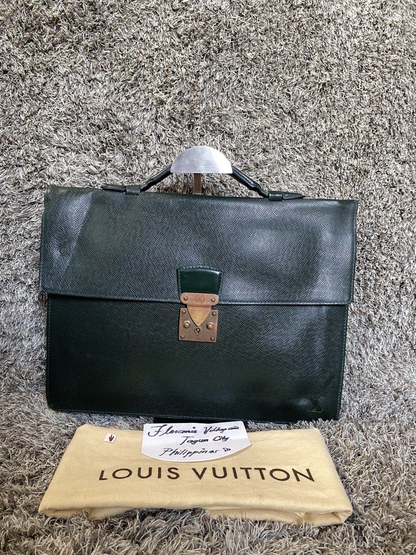Orig document bag (Category: Luxury Accessories) located in Tagum. Submitted by amarasluxbag (Listing ID 1460577294, Image 1). Description: With rubs sa corners Bawal sa maselan Malinis loob Matibay pa nmn.