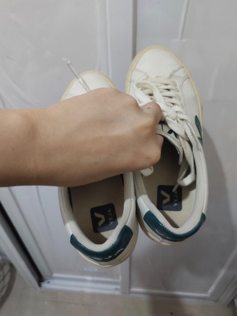 Original Veja Sneakers size 35 (Category: Sneakers) located in Aliaga. Submitted by kmapparel (Listing ID 1460614732, Image 3). Description: not ukay bought from the store no receipt and box.