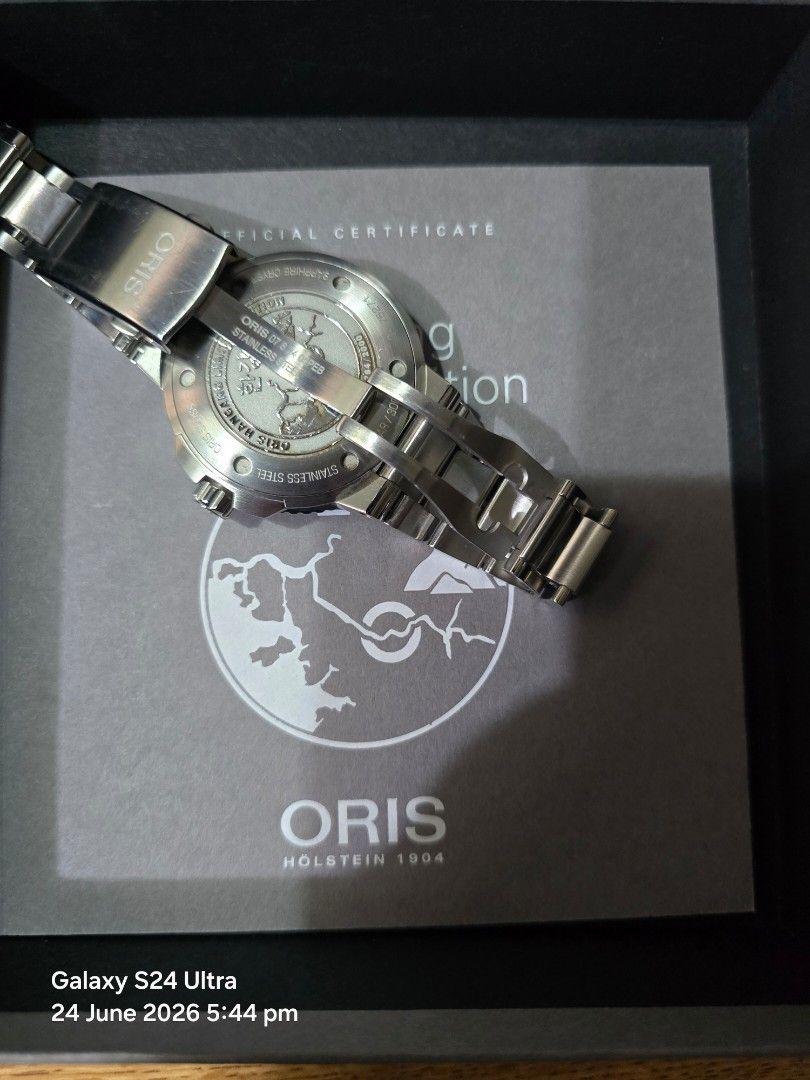 Oris Hangang Limited Edition Automatic Watch Green Dial (Category: Luxury Watches) located in San Juan City. Submitted by pilatus17 (Listing ID 1460520495, Image 3). Description: - Oris Hangang Limited Edition Watch - Automatic Movement - Vibrant Green Dial - Stainless Steel Bracelet - Includes Original Box and Official Certificate - Limited Edition: 1764 of 2000 pieces - Perfect for Watch Collectors.