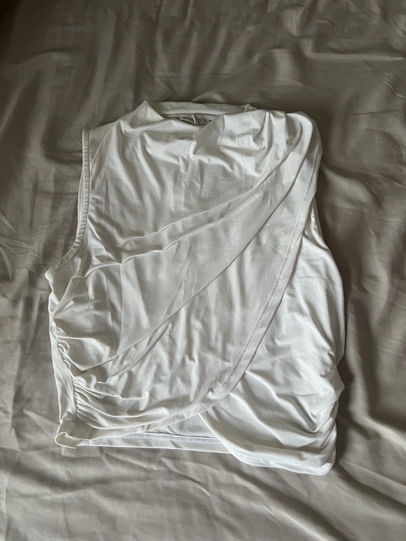 oysho white top (Category: Sleeveless) located in Quezon City. Submitted by luckysellsxoxo (Listing ID 1460590583, Image 1). Description: - can dress up or down - bought from SG - used once.