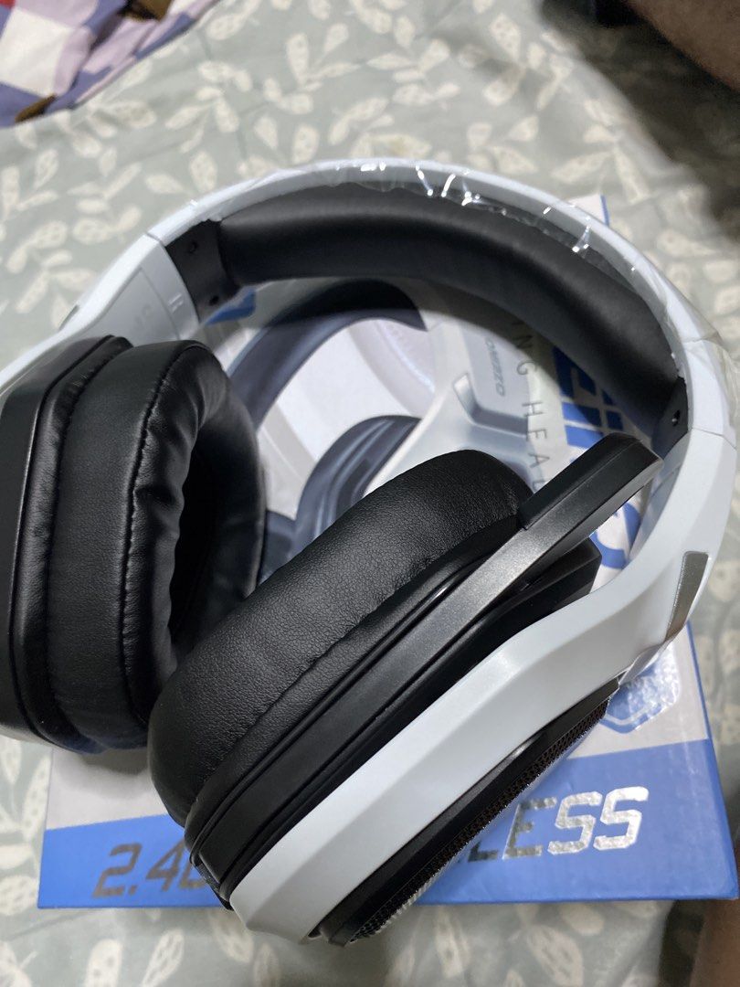OZEINO GAMING HEADSET (Category: Headphones & Headsets) located in Las Pinas. Submitted by betchai17 (Listing ID 1460639779, Image 2). Description: Ozeino 2.4GHz wireless and Ozeino zW1 wired headsets both brandnew 500 each.