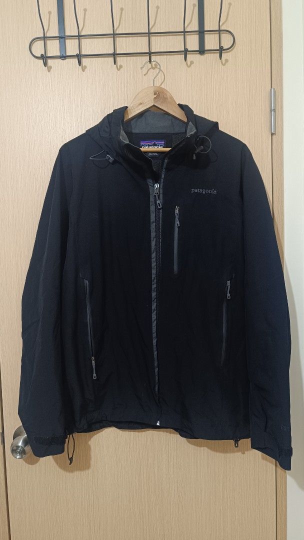 Patagonia Gore-Tex Jacket Men's Size M (Category: Coats, Jackets and Outerwear) located in Taguig. Submitted by redarmy21775000 (Listing ID 1460594361, Image 1). Description: - Patagonia Jacket - Waterproof Gore-Tex material - Full zip front - Multiple zippered pockets - Adjustable velcro cuffs - Hooded design - Made in Vietnam - Size: Medium - 24x28.