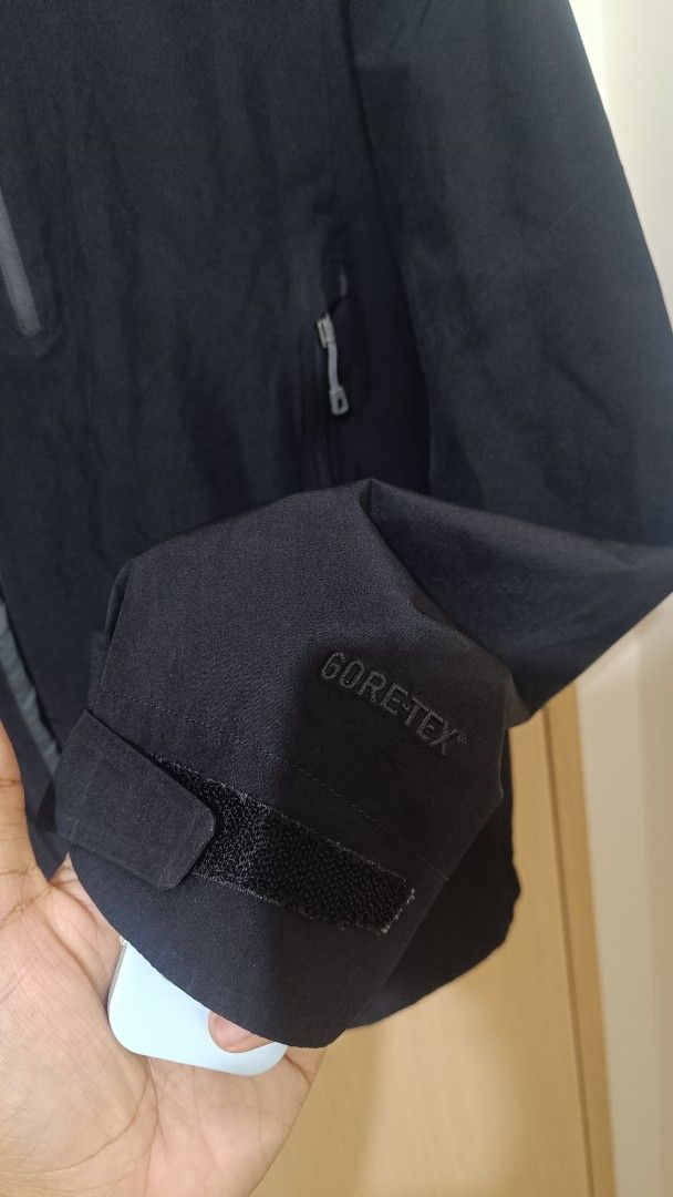 Patagonia Gore-Tex Jacket Men's Size M (Category: Coats, Jackets and Outerwear) located in Taguig. Submitted by redarmy21775000 (Listing ID 1460594361, Image 2). Description: - Patagonia Jacket - Waterproof Gore-Tex material - Full zip front - Multiple zippered pockets - Adjustable velcro cuffs - Hooded design - Made in Vietnam - Size: Medium - 24x28.