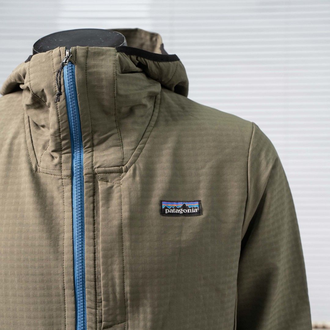 PATAGONIA/巴塔哥尼亚 R1软壳冲锋衣外套 面料：梭织网格防水面料内里轻微薄绒采用当下新型空气绒具备一定保暖性 工艺:拼接拼块工艺彰显特色细节处有百灵达刺绣机完成的R刺绣标 细节：缝线拼接细节等非常细化的处理拼接的拉链色都需要进行对色处理以及各大细节的收缩 颜色：黑 灰 绿 Size：S M L XL （分類：外套及戶外衣服）位於 Hong Kong。 由 swiftowl.950208 提交（商品編號 1460714525，圖片 3）。簡介： 。
