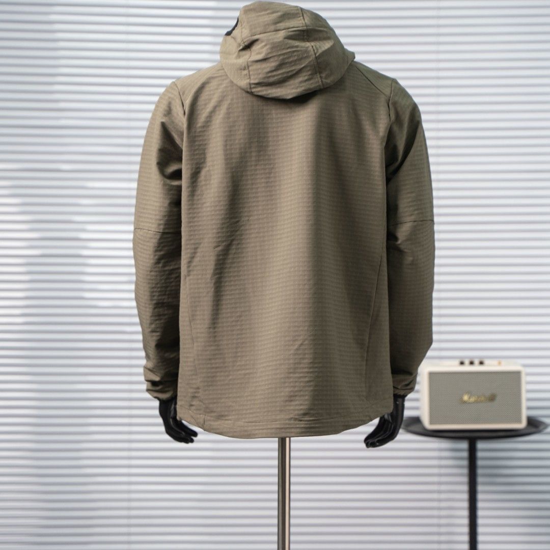 PATAGONIA/巴塔哥尼亚 R1软壳冲锋衣外套 面料：梭织网格防水面料内里轻微薄绒采用当下新型空气绒具备一定保暖性 工艺:拼接拼块工艺彰显特色细节处有百灵达刺绣机完成的R刺绣标 细节：缝线拼接细节等非常细化的处理拼接的拉链色都需要进行对色处理以及各大细节的收缩 颜色：黑 灰 绿 Size：S M L XL （分類：外套及戶外衣服）位於 Hong Kong。 由 swiftowl.950208 提交（商品編號 1460714525，圖片 2）。簡介： 。