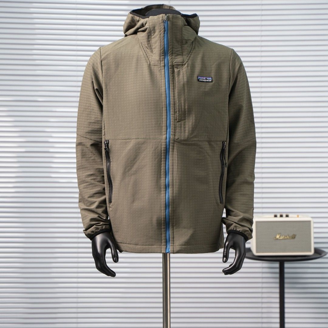 PATAGONIA/巴塔哥尼亚 R1软壳冲锋衣外套 面料：梭织网格防水面料内里轻微薄绒采用当下新型空气绒具备一定保暖性 工艺:拼接拼块工艺彰显特色细节处有百灵达刺绣机完成的R刺绣标 细节：缝线拼接细节等非常细化的处理拼接的拉链色都需要进行对色处理以及各大细节的收缩 颜色：黑 灰 绿 Size：S M L XL （分類：外套及戶外衣服）位於 Hong Kong。 由 swiftowl.950208 提交（商品編號 1460714525，圖片 1）。簡介： 。