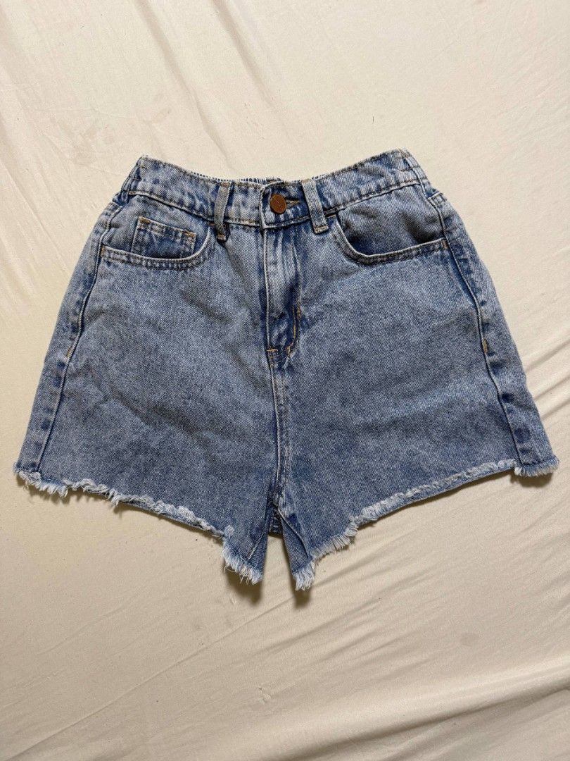Penshoppe Denim Shorts Size S (Category: Shorts) located in Manila. Submitted by notella_chocolata4 (Listing ID 1460605520, Image 1). Description: Note: Loose yung button ng shorts at minsan natatanggal.