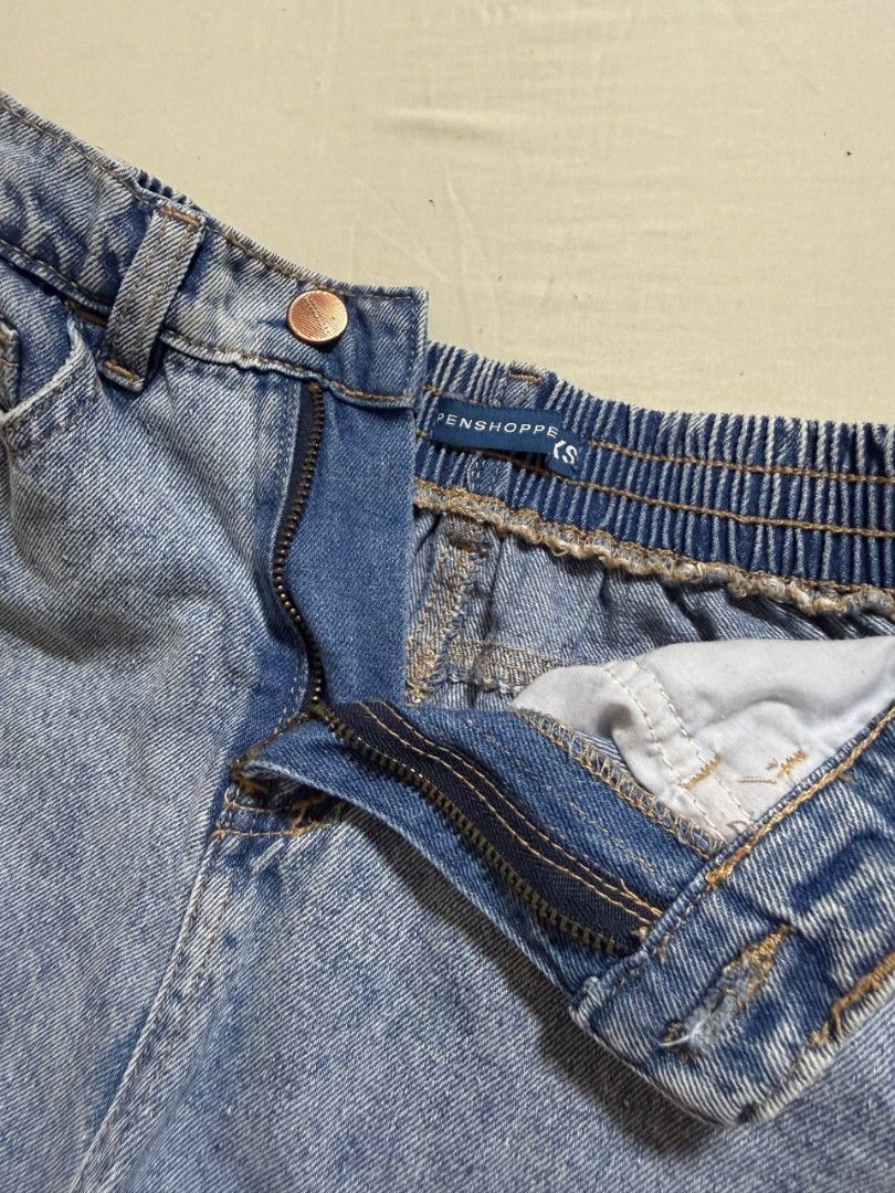 Penshoppe Denim Shorts Size S (Category: Shorts) located in Manila. Submitted by notella_chocolata4 (Listing ID 1460605520, Image 3). Description: Note: Loose yung button ng shorts at minsan natatanggal.