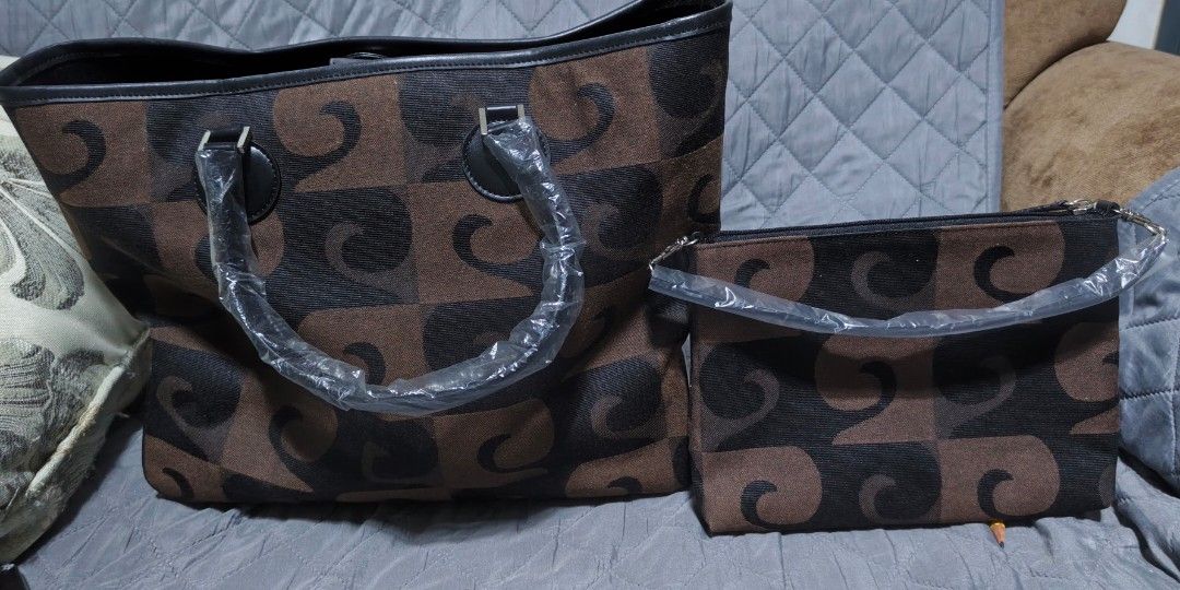 Pierre Cardin tote bag w/ pouch (Category: Luxury Bags & Wallets) located in Polomolok. Submitted by dkljapansurplus (Listing ID 1460574743, Image 1). Description: Pierre Cardin tote bag w/ pouch Good as new condition, mula japan Issue: Wala lang sling ng tote Freeshipping.
