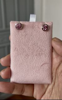 (Category: ) located in . Submitted by katmandulovesmakeup (Listing ID 1460555810, Image 1). Description: .