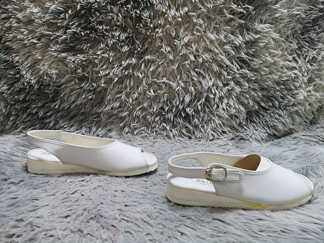 Plain White peep Toe Slingback Sandals (Category: Flats & Sandals) located in Santa Cruz. Submitted by jmy_surplus.2 (Listing ID 1460531008, Image 3). Description: Size ; 22.5cm Color ; White Type ; Sandals Brand ; No brand Material ; Leather Style ; Peep Toe Sandals LR 172 JMY 5 Batch #218.