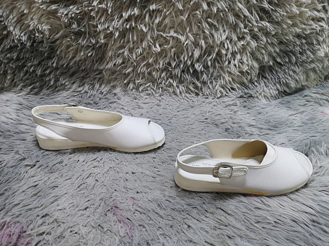 Plain White peep Toe Slingback Sandals (Category: Flats & Sandals) located in Santa Cruz. Submitted by jmy_surplus.2 (Listing ID 1460531008, Image 2). Description: Size ; 22.5cm Color ; White Type ; Sandals Brand ; No brand Material ; Leather Style ; Peep Toe Sandals LR 172 JMY 5 Batch #218.