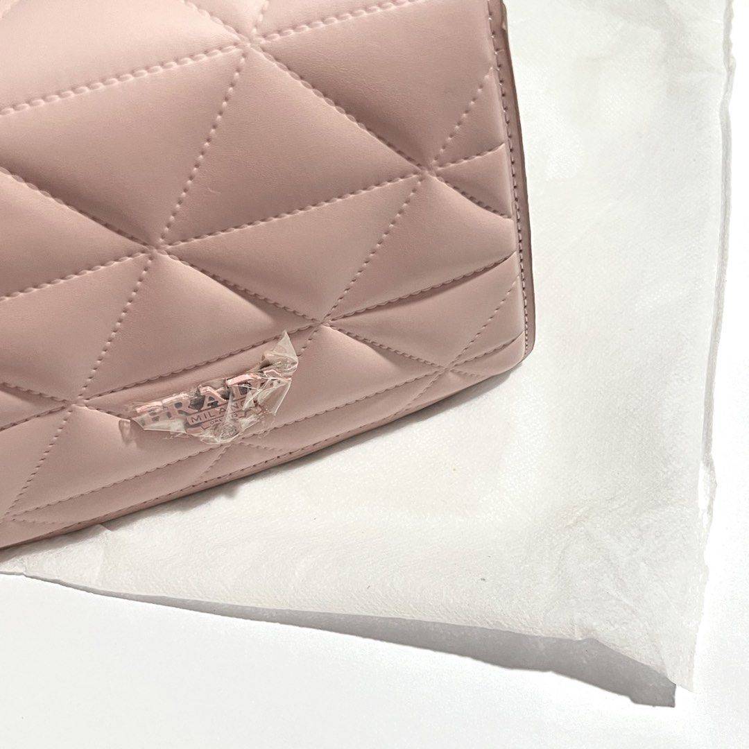 Prda Pink Quilted Leather Handbag (Category: Cross-body Bags) located in Valenzuela. Submitted by luise_ (Listing ID 1460706054, Image 1). Description: - 2 way bag - has issue, never been used - f4ke.