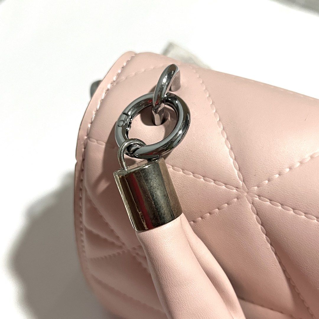 Prda Pink Quilted Leather Handbag (Category: Cross-body Bags) located in Valenzuela. Submitted by luise_ (Listing ID 1460706054, Image 3). Description: - 2 way bag - has issue, never been used - f4ke.