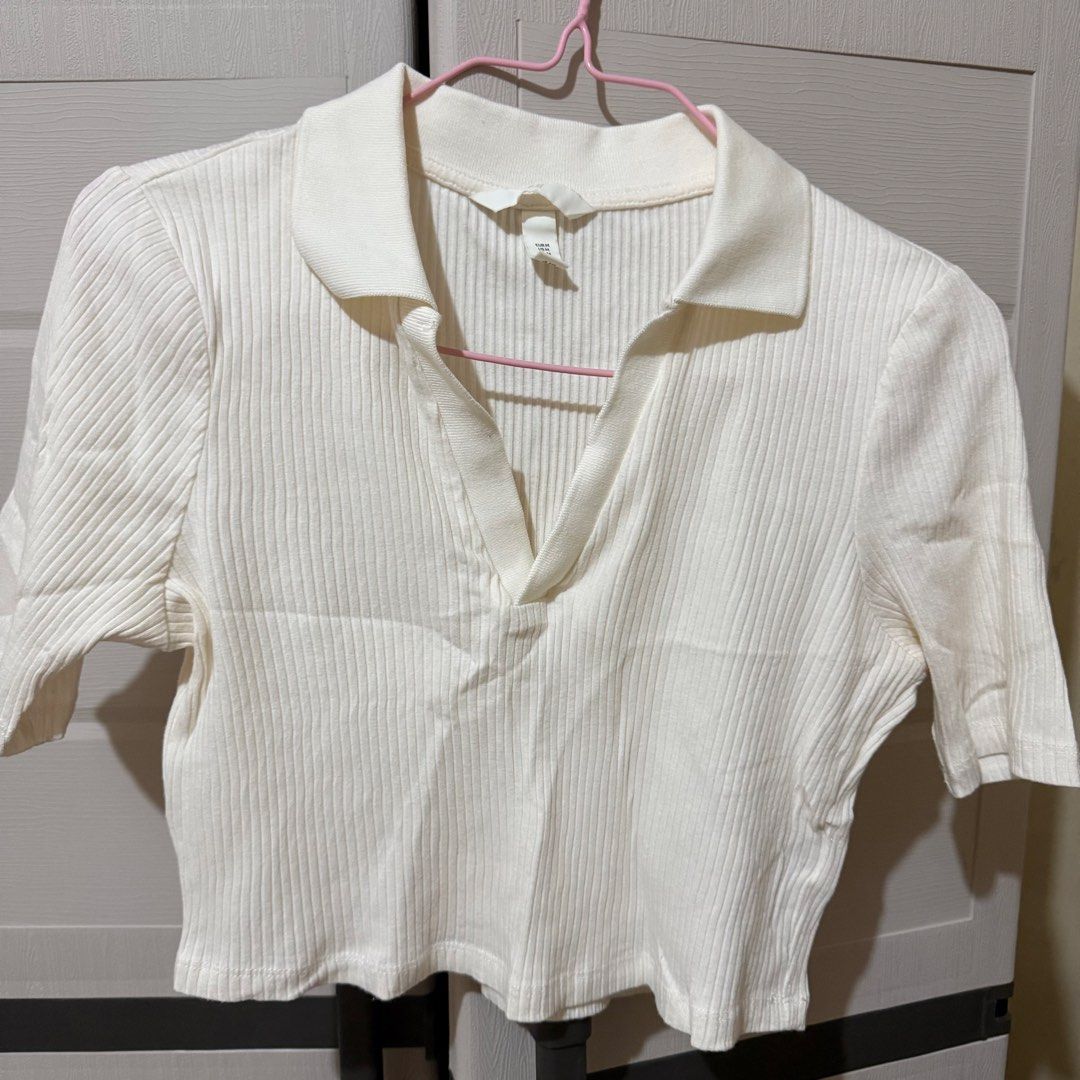 [Preloved] H&M Ribbed Collared Top in White (Category: Blouses) located in Manila. Submitted by ultsaida (Listing ID 1460708589, Image 1). Description: H&M Ribbed Collared Top in White – Size: M | Can fit S-M – Preloved, manage your expectations. MOD: J&T / LBC (Buyer's preference | Buyer will shoulder the shipping fee) MOP: Gcash, Maribank, or BDO Loc: Bataan.