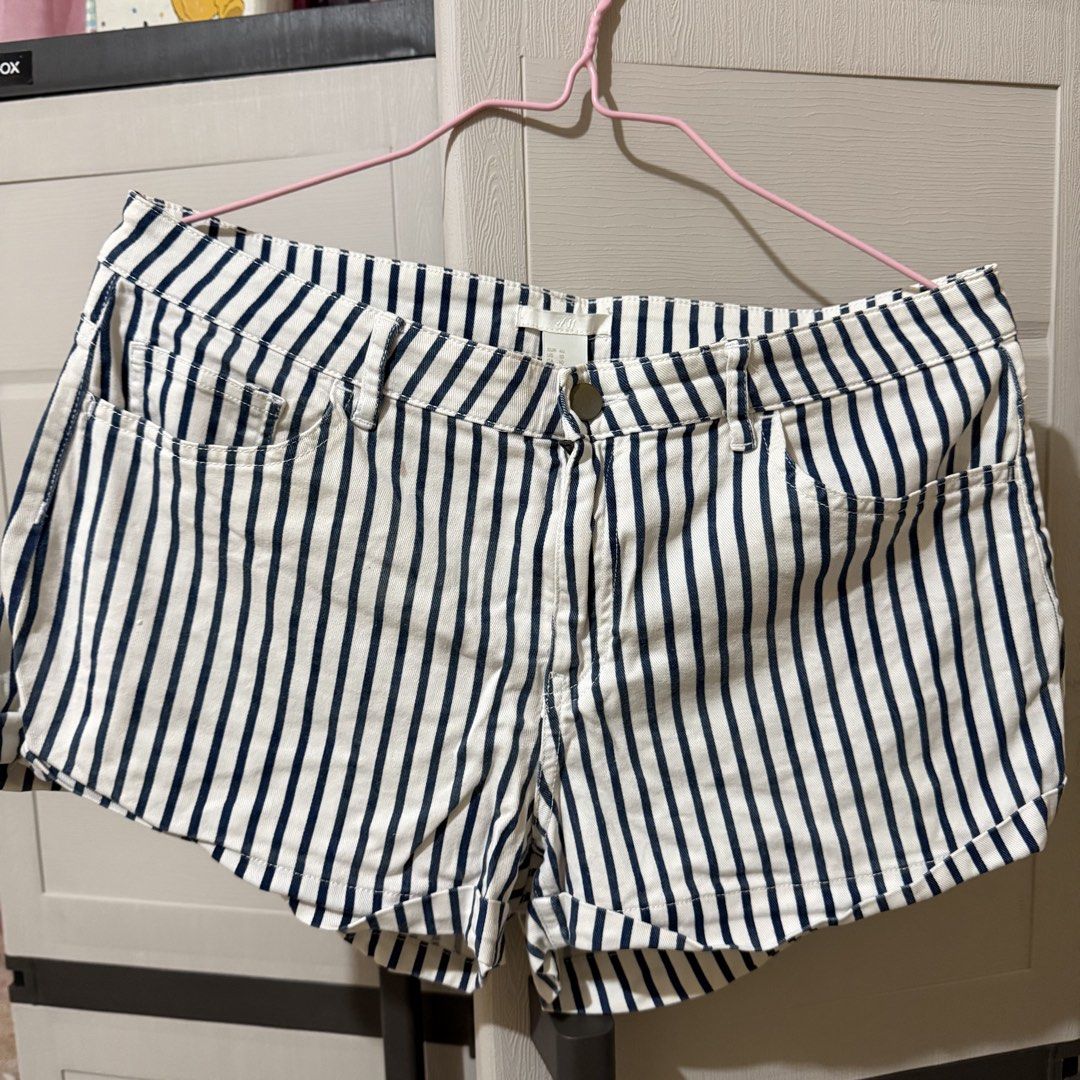 [Preloved] H&M Striped Twill Shorts (Category: Shorts) located in Manila. Submitted by ultsaida (Listing ID 1460709183, Image 1). Description: H&M Striped Twill Shorts – Size: EU 40 | Can fit M-L | Regular waist – Condition: Small pink mark in front (check 3rd pic) – Preloved, manage your expectations. MOD: J&T / LBC (Buyer's preference and buyer will shoulder the shipping fee) MOP: Gcash, Maribank, or BDO Loc: Bataan.
