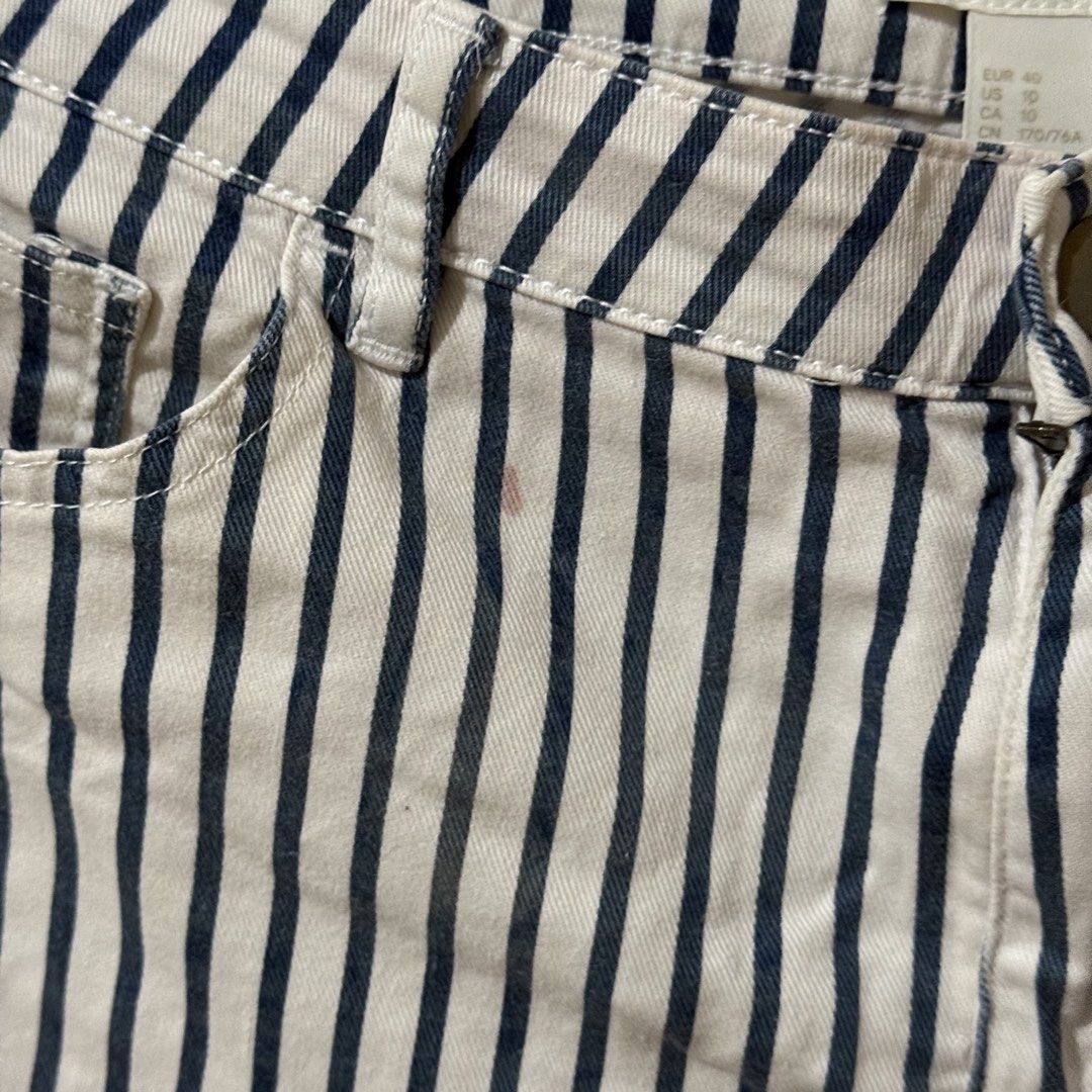 [Preloved] H&M Striped Twill Shorts (Category: Shorts) located in Manila. Submitted by ultsaida (Listing ID 1460709183, Image 3). Description: H&M Striped Twill Shorts – Size: EU 40 | Can fit M-L | Regular waist – Condition: Small pink mark in front (check 3rd pic) – Preloved, manage your expectations. MOD: J&T / LBC (Buyer's preference and buyer will shoulder the shipping fee) MOP: Gcash, Maribank, or BDO Loc: Bataan.