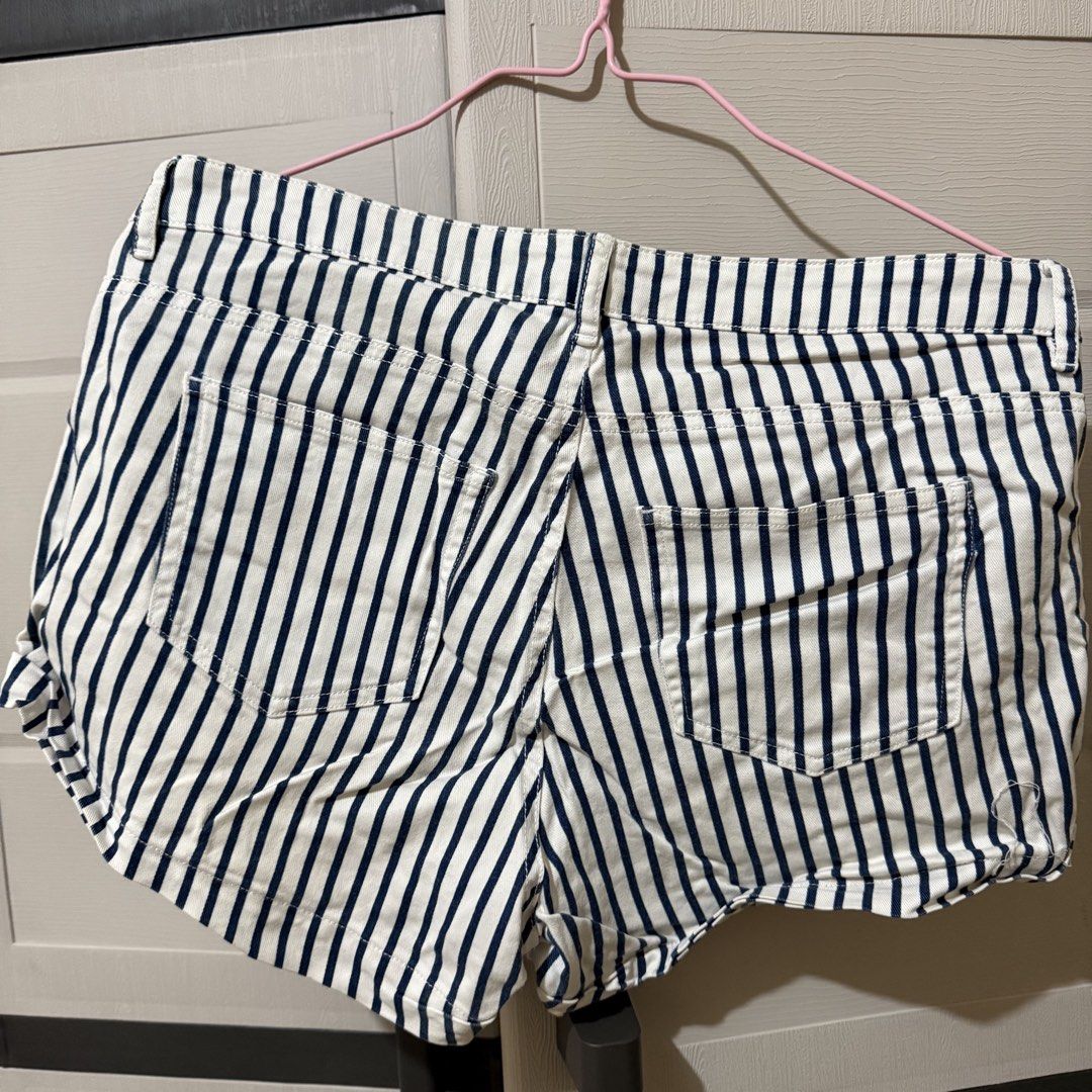[Preloved] H&M Striped Twill Shorts (Category: Shorts) located in Manila. Submitted by ultsaida (Listing ID 1460709183, Image 2). Description: H&M Striped Twill Shorts – Size: EU 40 | Can fit M-L | Regular waist – Condition: Small pink mark in front (check 3rd pic) – Preloved, manage your expectations. MOD: J&T / LBC (Buyer's preference and buyer will shoulder the shipping fee) MOP: Gcash, Maribank, or BDO Loc: Bataan.