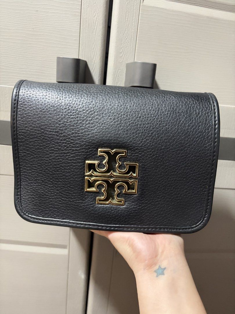 Preloved Tory Burch Bag (Category: Luxury Bags & Wallets) located in Cebu City. Submitted by braveocean.2d6ddf (Listing ID 1460512148, Image 2). Description: Tory Burch Black Leather Britten Flap 100% Authentic Crossbody BagDesigned to be durable, this lovely crossbody bag is a prized buy. Chic and easy to carry, the creation comes with a long shoulder strap and a spacious interior to keep your essentials safe. Gender: Women Detachable Strap; Dus