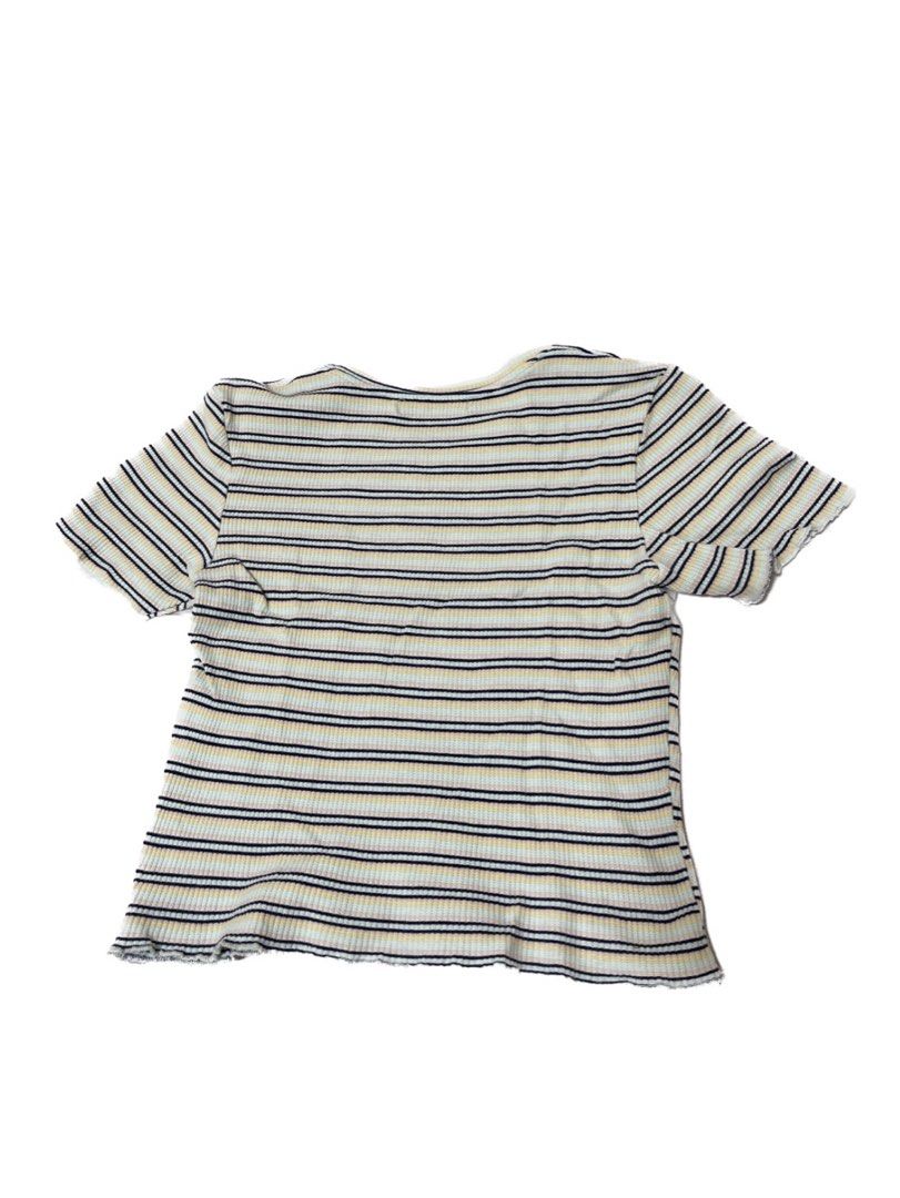 Pull & Bear Top (Category: Shirts) located in Valenzuela. Submitted by shop.kai (Listing ID 1460577180, Image 2). Description: ❗️WTS LFB ❗️Pre-loved ❗️Brand: Pull & Bear 👗Size -Suitable for size Small to Medium 🚚Courier - Shipping fee: shouldered-by buyer 📍Location -Valenzuela For more details and information feel free to message. Thank you.
