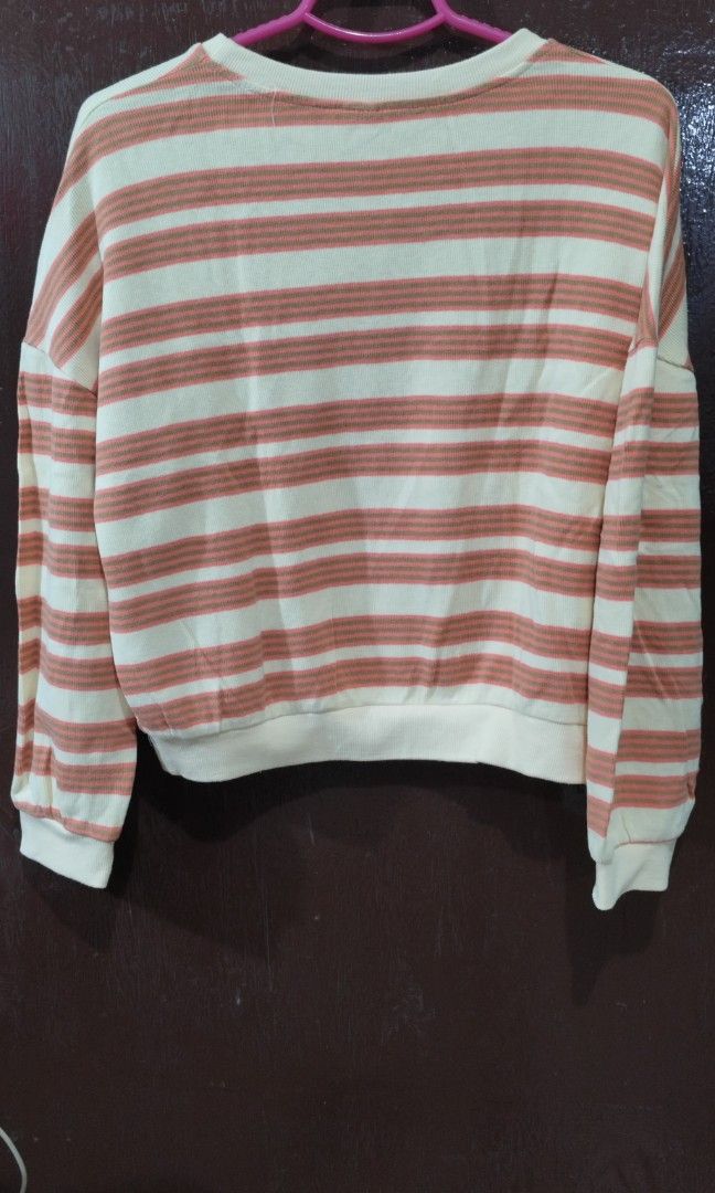RANDOM CROPPED PULLOVER (Category: Coats, Jackets and Outerwear) located in Manila. Submitted by friperie. (Listing ID 1460620359, Image 2). Description: Disclaimer: Product Color May Slightly Vary Due to Photographic Lighting Sources or Your Monitor Settings Dm for other pictures or details..