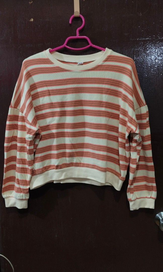 RANDOM CROPPED PULLOVER (Category: Coats, Jackets and Outerwear) located in Manila. Submitted by friperie. (Listing ID 1460620359, Image 1). Description: Disclaimer: Product Color May Slightly Vary Due to Photographic Lighting Sources or Your Monitor Settings Dm for other pictures or details..