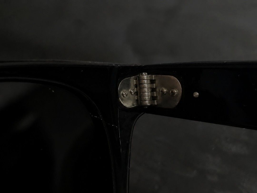 Ray-Ban Wayfarer Sunglasses with Case (Category: Sunglasses & Eyewear) located in Caloocan City. Submitted by gilbertval95520 (Listing ID 1460346890, Image 3). Description: - Classic black Ray-Ban Wayfarer sunglasses - Polarized lenses for reduced glare - Includes original brown leather case - Comes with original cleaning cloth - Ideal for sunny weather - Iconic and stylish shades.