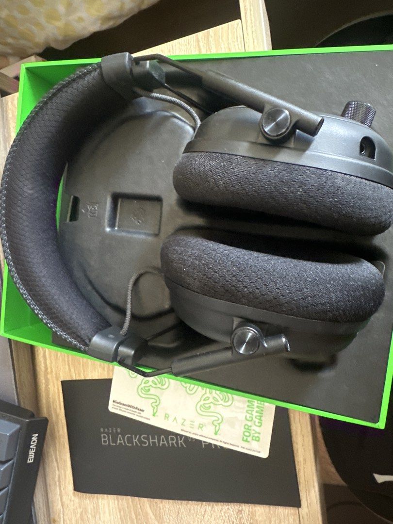 Razer BlackShark V3 Pro 無線電競耳機 （分類：頭戴式/罩耳式耳機）位於 Hong Kong。 由 howang88 提交（商品編號 1460509708，圖片 2）。簡介： ANC 主動降噪，打機一流。支援 PC, Mac, PlayStation, Nintendo Switch, Steam Deck 同手機。有單據，2026年8月22日購買 。