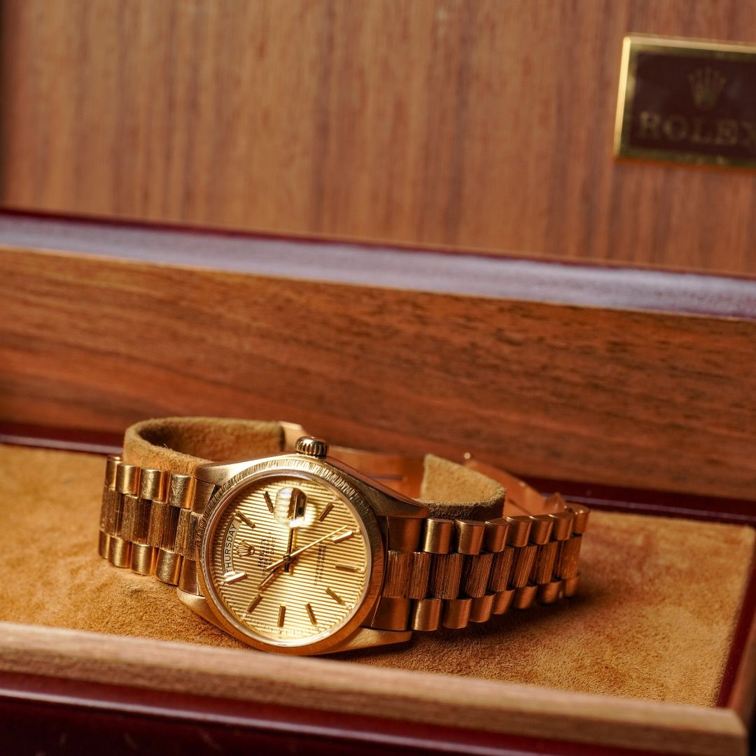 Rolex Daydate Ref.18078 （分類：手錶）位於 Hong Kong。 由 killian_gz 提交（商品編號 1460559889，圖片 2）。簡介： Ref.18078 Golden Tapestry dial 金色銀幕面 Bark Bezel & Bracelet 樹皮紋殼帶 Serial Number 615xxxx Around～1979 Watch Only ⌚️ 1、我們在中國內地從事腕錶交易超過30年，實體店位於廣州番禺，歡迎到店交流。 We have been trading watches in Mainland China for over 30 years. Our physical store is located in Panyu, Guangzhou. Welcome to visit us. 2、現貨腕錶目前均存放於廣州，因此最方便的交易地點為廣州或深圳，感謝理解。 All watches are currently stored in
