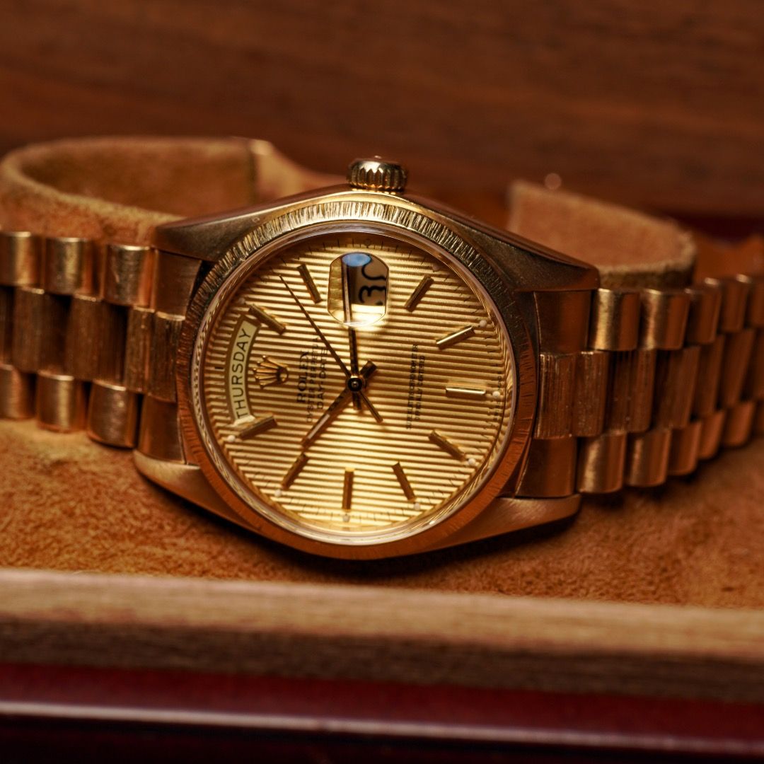 Rolex Daydate Ref.18078 （分類：手錶）位於 Hong Kong。 由 killian_gz 提交（商品編號 1460559889，圖片 1）。簡介： Ref.18078 Golden Tapestry dial 金色銀幕面 Bark Bezel & Bracelet 樹皮紋殼帶 Serial Number 615xxxx Around～1979 Watch Only ⌚️ 1、我們在中國內地從事腕錶交易超過30年，實體店位於廣州番禺，歡迎到店交流。 We have been trading watches in Mainland China for over 30 years. Our physical store is located in Panyu, Guangzhou. Welcome to visit us. 2、現貨腕錶目前均存放於廣州，因此最方便的交易地點為廣州或深圳，感謝理解。 All watches are currently stored in