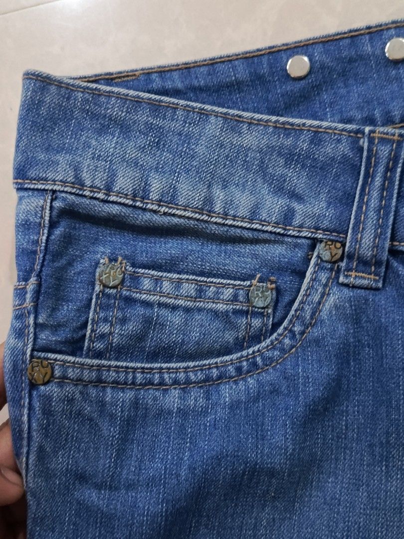 Roxy Denim Jeans Size S (Category: Jeans) located in Cabatuan. Submitted by penthegreat (Listing ID 1460510868, Image 3). Description: AUTHENTIC 🔥🔥🔥 7 hem - Roxy Blue Denim Jeans - 100% Cotton - Straight Leg Fit - Button and Zip Closure - Front and Back Pockets - Ideal for Casual Wear - Please check photos for detailed condition..