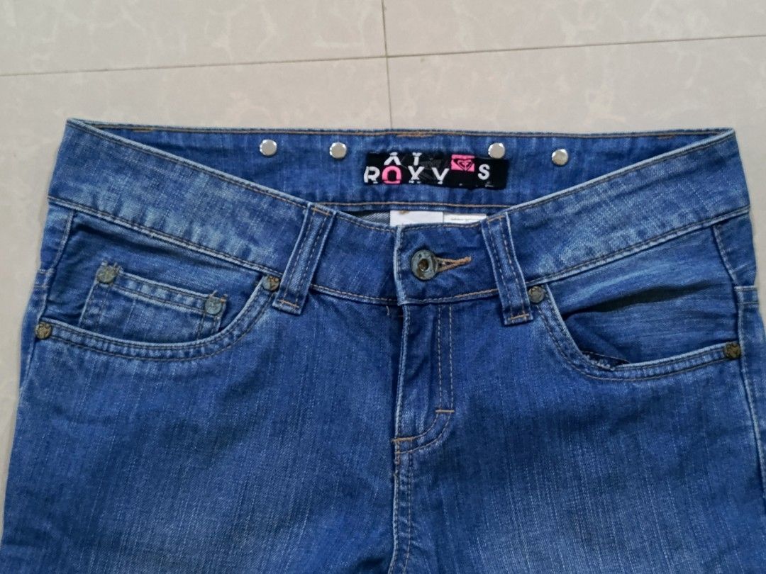 Roxy Denim Jeans Size S (Category: Jeans) located in Cabatuan. Submitted by penthegreat (Listing ID 1460510868, Image 2). Description: AUTHENTIC 🔥🔥🔥 7 hem - Roxy Blue Denim Jeans - 100% Cotton - Straight Leg Fit - Button and Zip Closure - Front and Back Pockets - Ideal for Casual Wear - Please check photos for detailed condition..