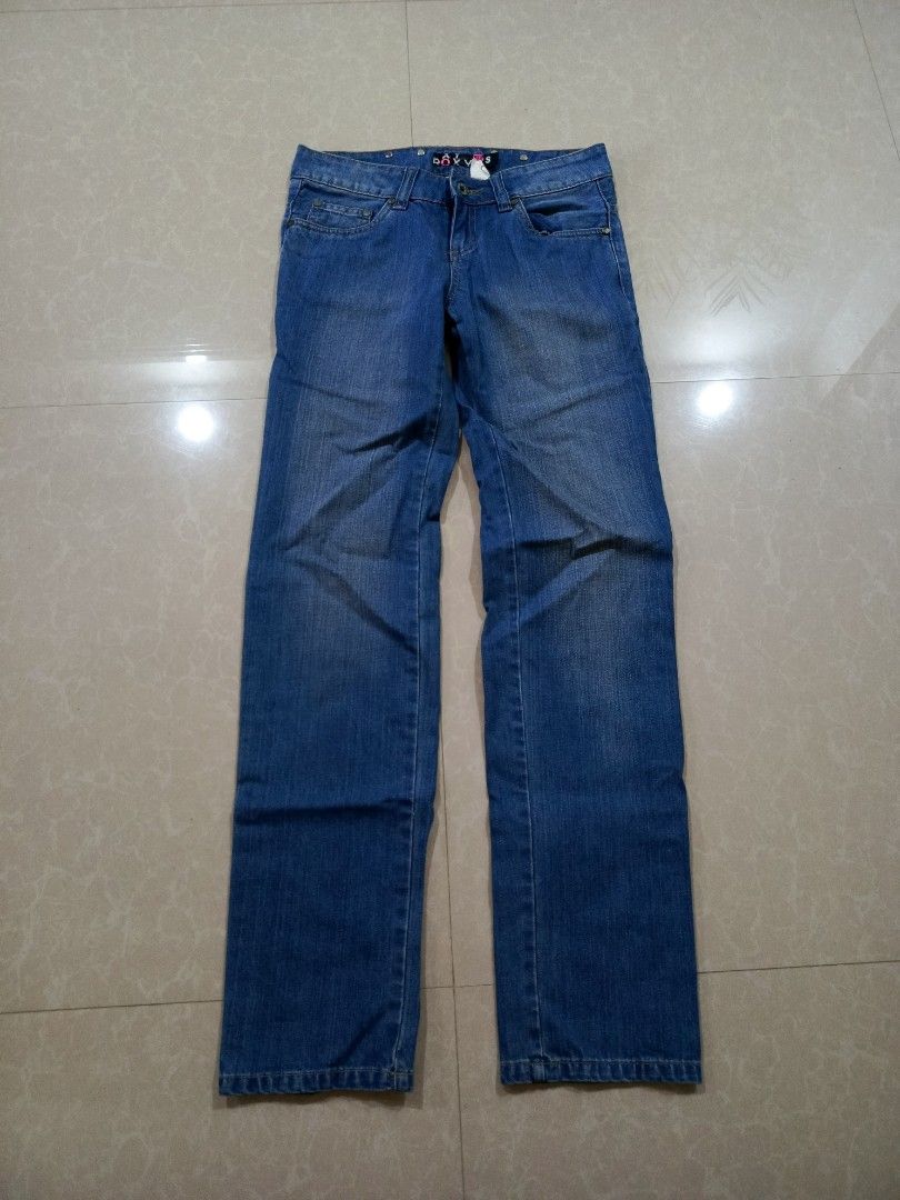 Roxy Denim Jeans Size S (Category: Jeans) located in Cabatuan. Submitted by penthegreat (Listing ID 1460510868, Image 1). Description: AUTHENTIC 🔥🔥🔥 7 hem - Roxy Blue Denim Jeans - 100% Cotton - Straight Leg Fit - Button and Zip Closure - Front and Back Pockets - Ideal for Casual Wear - Please check photos for detailed condition..