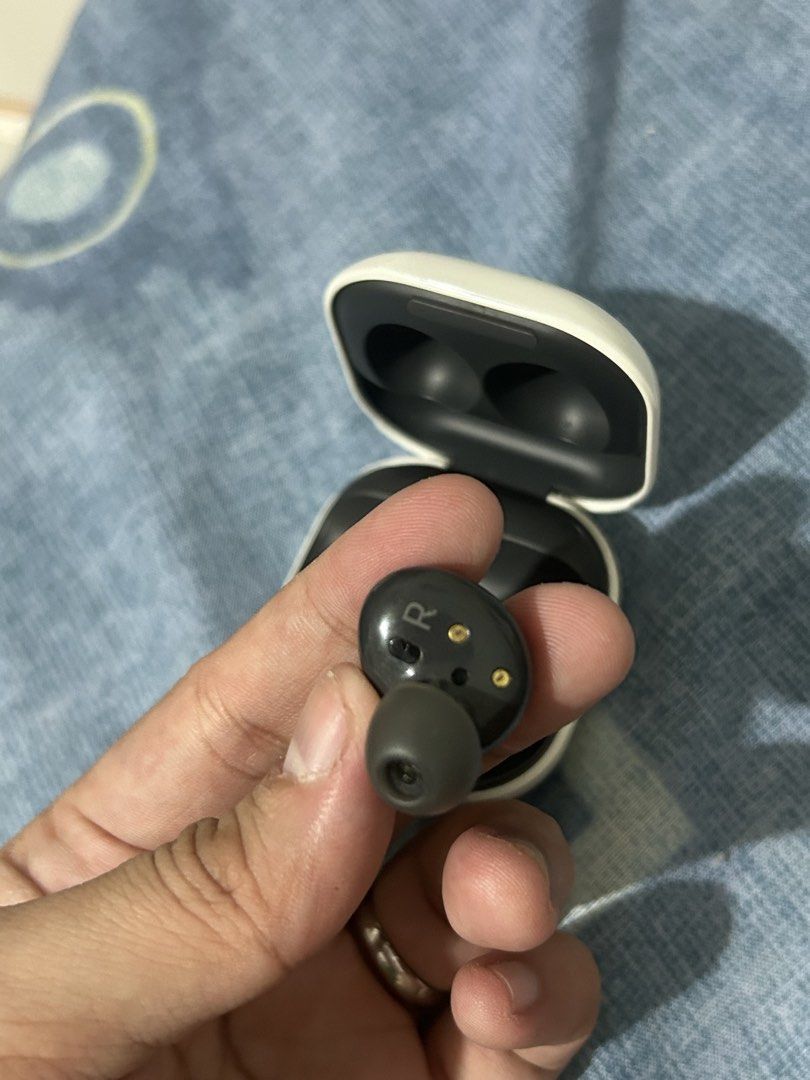 Samsung Galaxy Buds 2 ❗️RIGHT ONLY❗️ (Category: Earphones) located in Dasmarinas. Submitted by gelophyie (Listing ID 1460689324, Image 2). Description: Samsung Galaxy Buds 2 ❗️RIGHT ONLY❗️ - charging case -right buds -all is working 🚚 Meet up around Dasma, Bacoor, Imus or via lalamove.