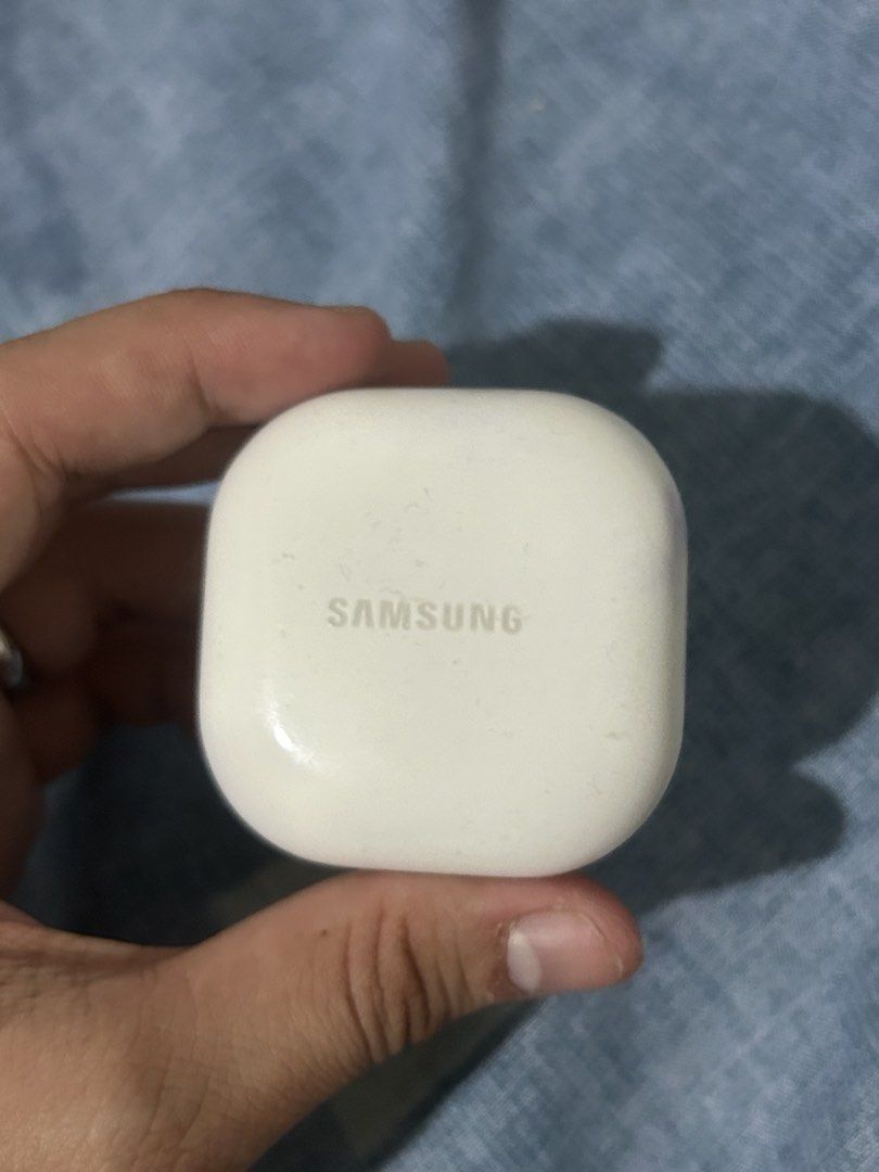 Samsung Galaxy Buds 2 ❗️RIGHT ONLY❗️ (Category: Earphones) located in Dasmarinas. Submitted by gelophyie (Listing ID 1460689324, Image 3). Description: Samsung Galaxy Buds 2 ❗️RIGHT ONLY❗️ - charging case -right buds -all is working 🚚 Meet up around Dasma, Bacoor, Imus or via lalamove.